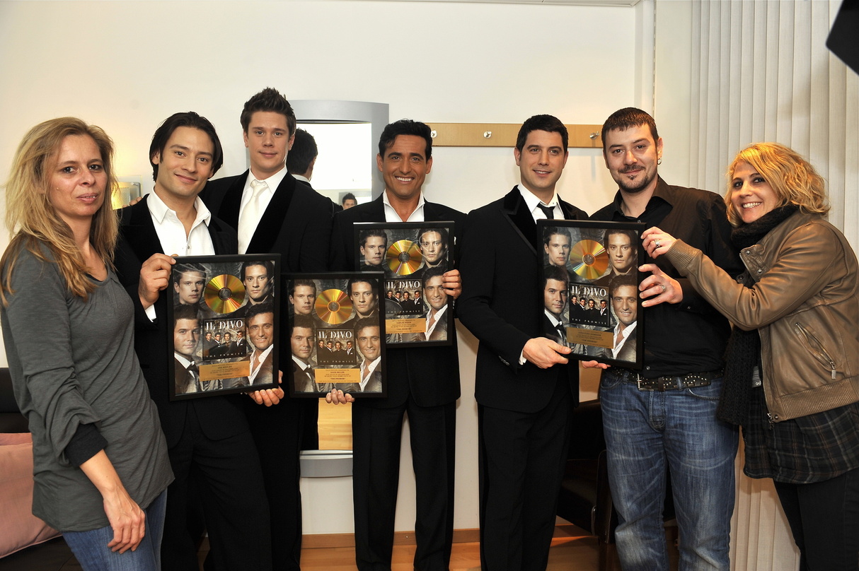 Freuten sich über Gold: Sony BMG und Il Divo||Bei der Edelmetallübergabe versammelten sich (v.l.n.r.): Julie Born (Marketing Director Sony BMG), Urs Bühler, David Miller, Carlos Martin, Se...