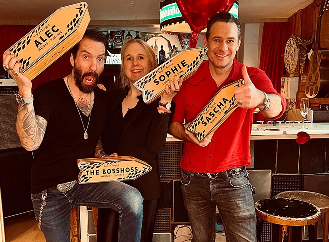 Setzen beim Merch auf Warner Music: Alec Völkel (The BossHoss), Sophie Kammann (Internashville) und Sascha Vollmer (The BossHoss)