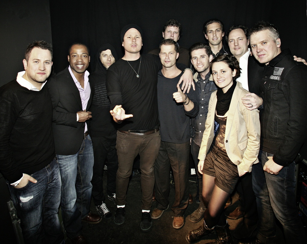 Bei der "Kokowääh"-Premiere: (v.l.n.r.) Patrick von Strenge, Carl Taylor, Atom Willard, Tom DeLonge, Til Schweiger, Mark Löscher (dahinter), Chris Georggin, David Kennedy, Aischa Fingerhut...