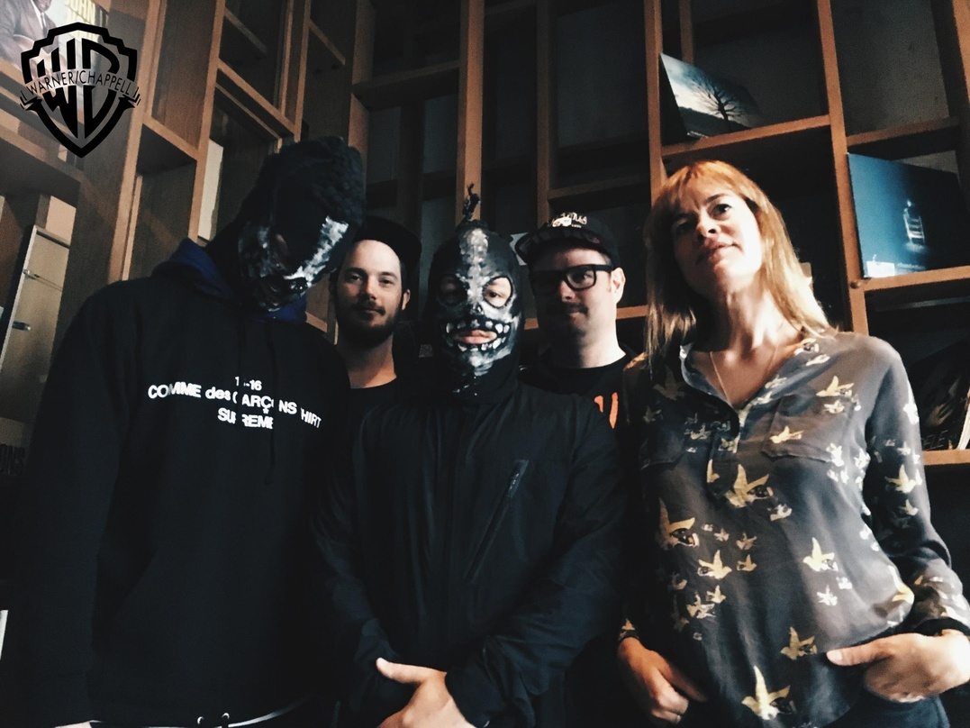 Einigten sich auf einen Deal (von links): Sikk (Genetikk), Max Breinbauer (Creative Manager Song Marketing Warner Chappell), Karuzo (Genetikk), Frank Feiler (Creative Manager A&R) und Nata...