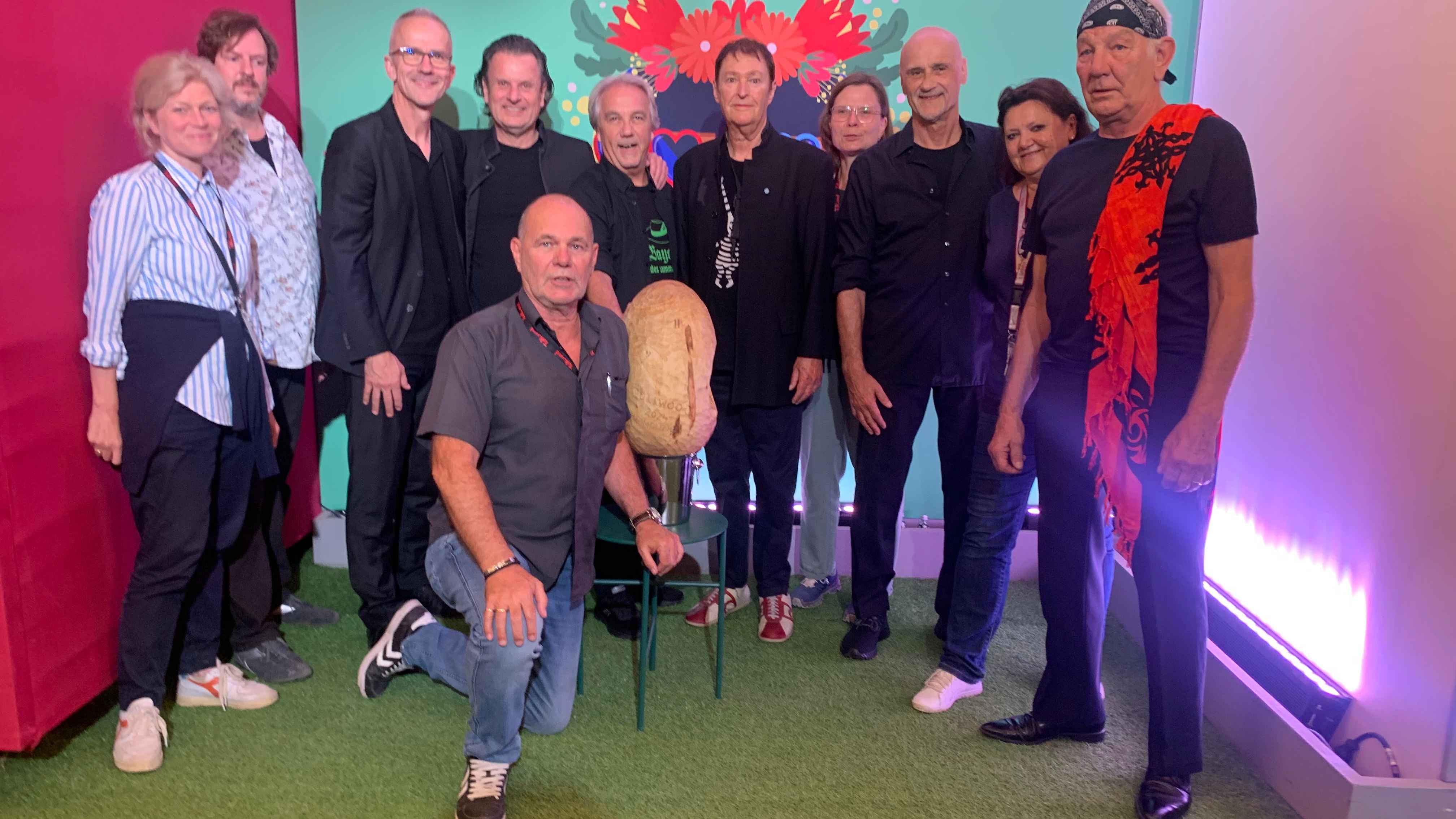 Bei der Übergabe der Skulptur (von links): Anja Lechner (Tollwood), Mathias Schaettgen (Phi/sch Art/Tollwood), Reinhold Hoffmann, Michael Braun, Michael Ruff, Hans-Jürgen Buchner (alle Hai...