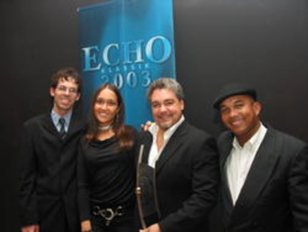 Stolz auf seine Stars (v.l.n.r.): Michael Brüggemann, Director Sony Classical, mit Salvatore Licitra und dessen Verlobter sowie Cuba-Percussionist Alexis Herrera Estevez