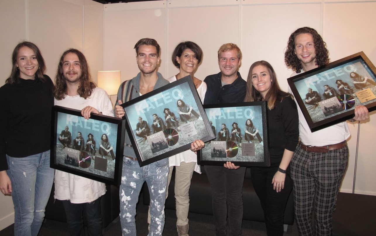 Bei der Edelmetallverleihung (von links): Lucy Meyer (PR / Brandmanager), David Antonsson und JJ Julius Son (beide Kaleo), Stefania Lorenzetto (Managing Director Marketing Warner Music Swi...