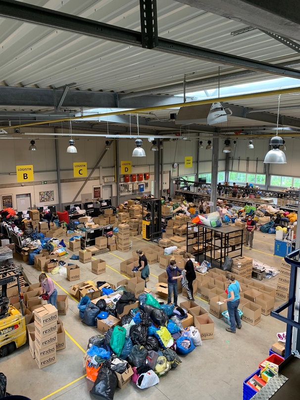 Hat bislang 500 Tonnen Hilfsgüter verteilt: ein Logistikzentrum von Infinity Staging