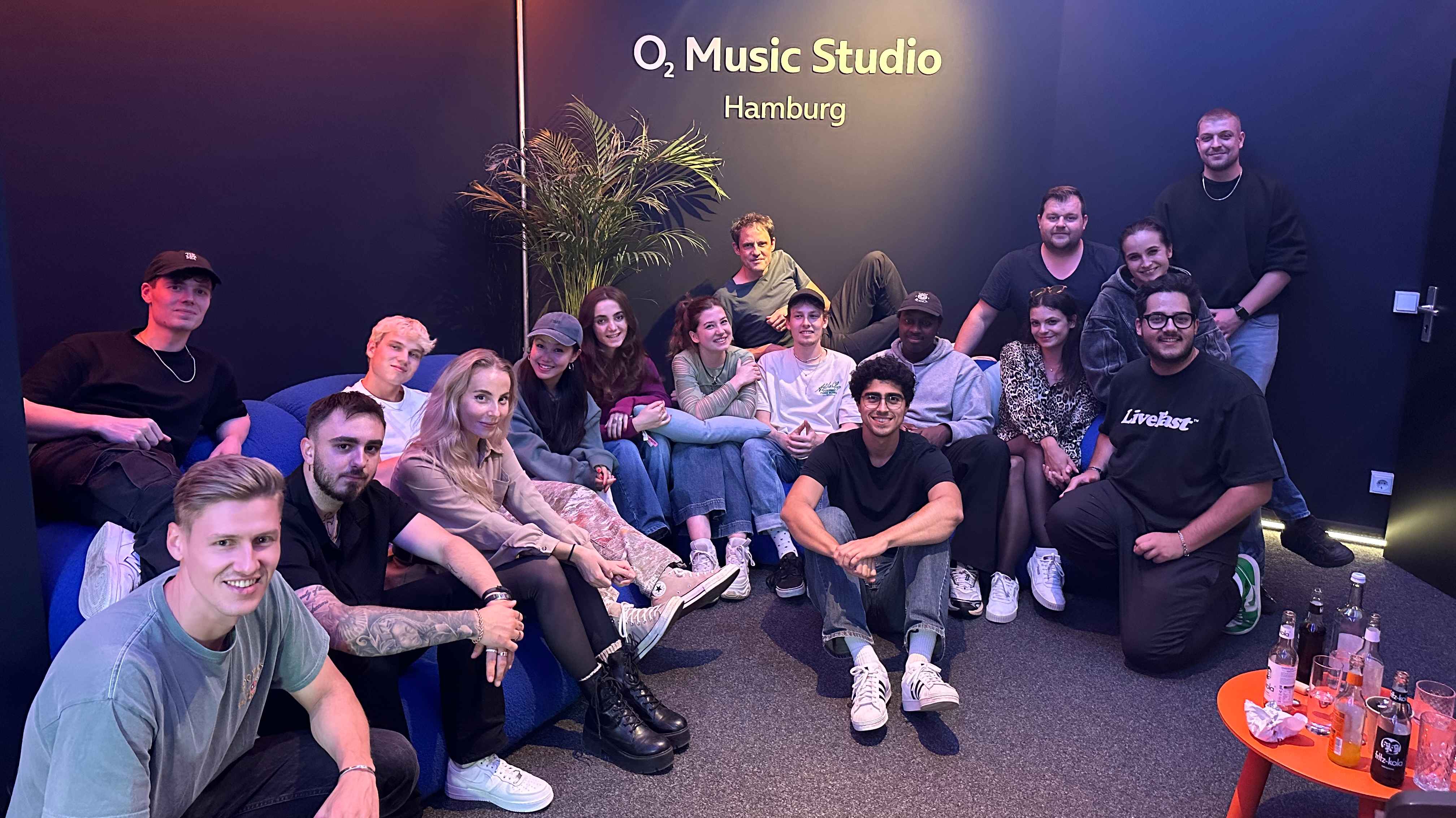 Brachte 16 Musiker:innen in dem Hamburger o2 Music Studio zusammen: Die internationalen Creative Sessions von GEMA und STIM.