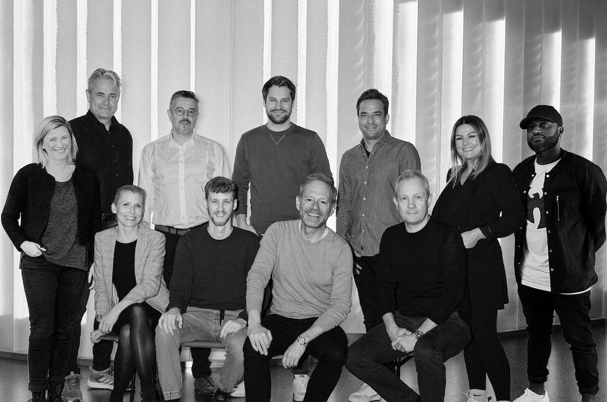 Bilden das neue Leadership Team der Commercial Division (hinten, von links): Sanela Janjos, Clemens Fiedler, Herman Maier, Christoph Behm, Arndt Seelig, Julia Nolte und Brook Demissie sowi...