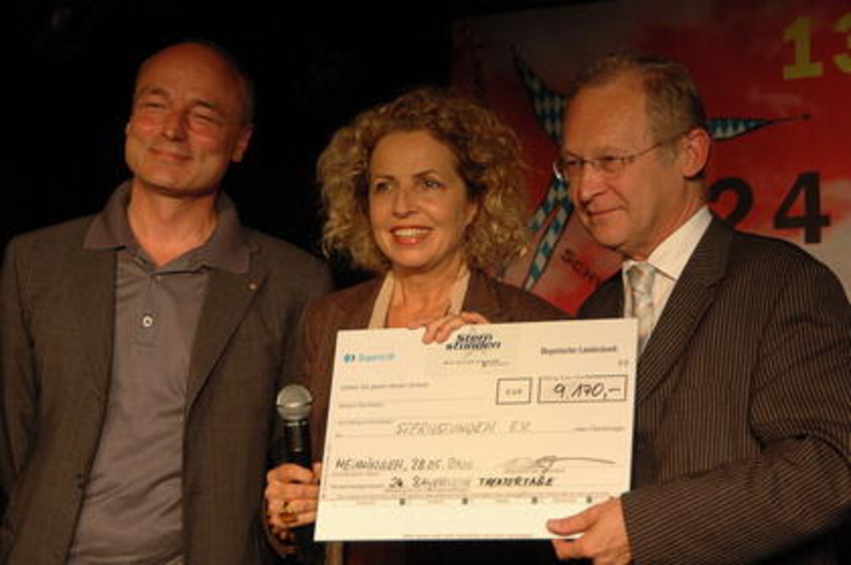 Bei der Spendenübergabe (v.l.n.r.): Intendant Walter Weyers, Michaela May und Oberbürgermeister Dr. Ivo Holzinger