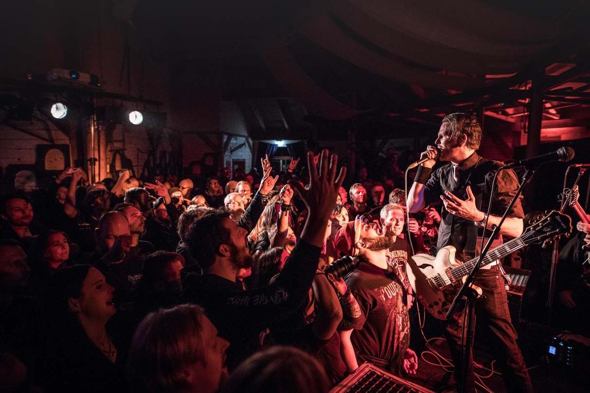 Schneller denn je ausgebucht: das Festival Metal Hammer Paradise, hier ein Schnappschuss vom Auftritt von Pyogenesis im engen Kontakt mit den Fans bei der 2017er Ausgabe