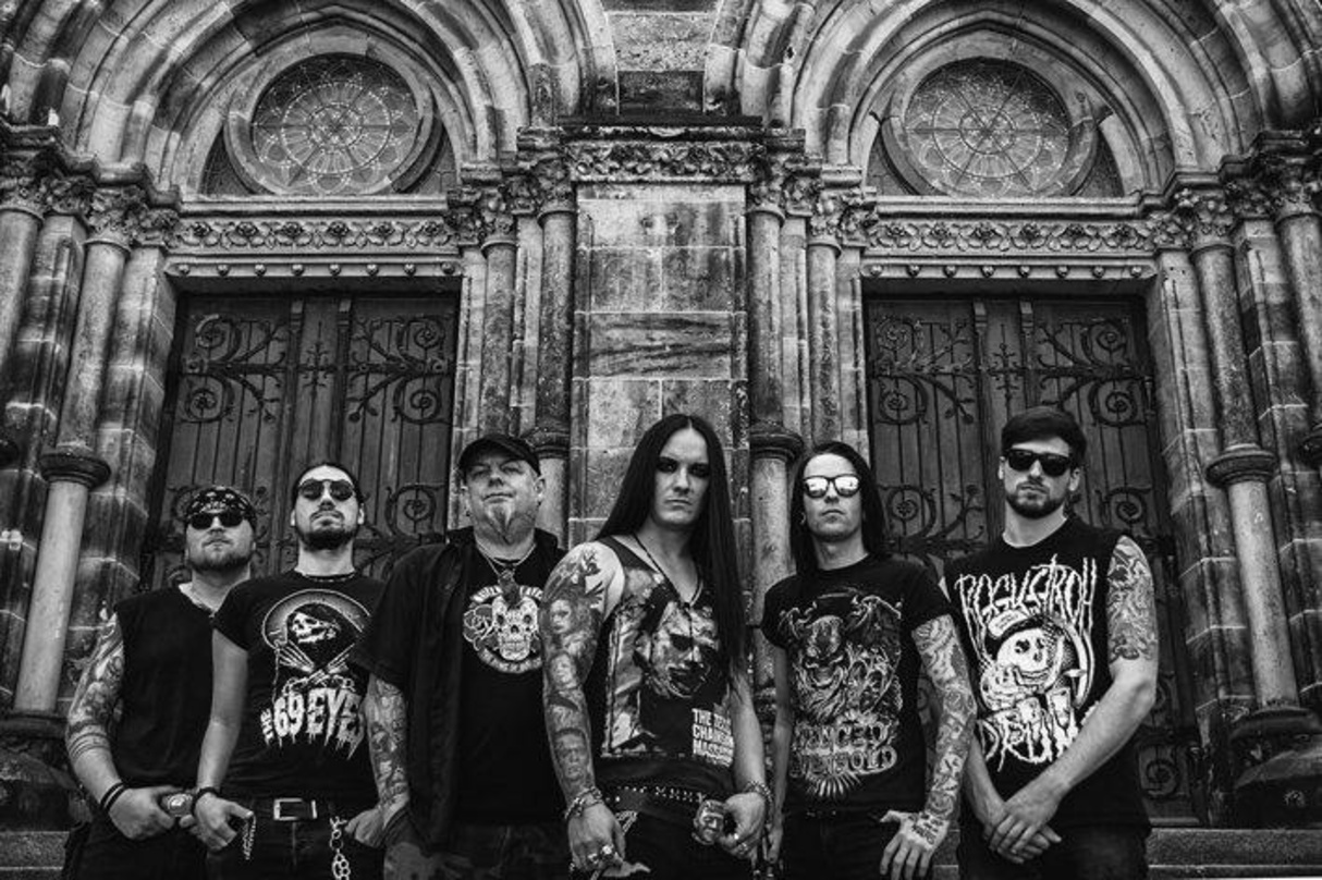 Auf einer Wellenlänge (von links): Bassist Kain und Gitarrist Danny von The Fright, Georg "Schorse" Schröder (Steamhammer/SPV), Sänger Lon Fright und seine Bandmates Kane (Gitarre) und Luk...