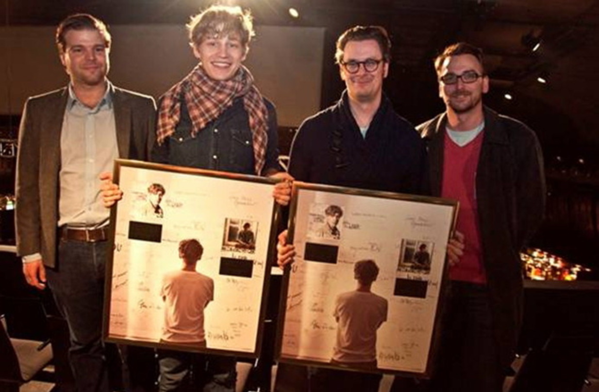 Sammelten nach deutschen und schweizerischen Edelmetallen nun auch österreichisches Gold ein: Tim Bendzko und sein Team||Vor dem Wiener Konzert trafen sich (v.l.n.r.): Stefan Hochwallner (...