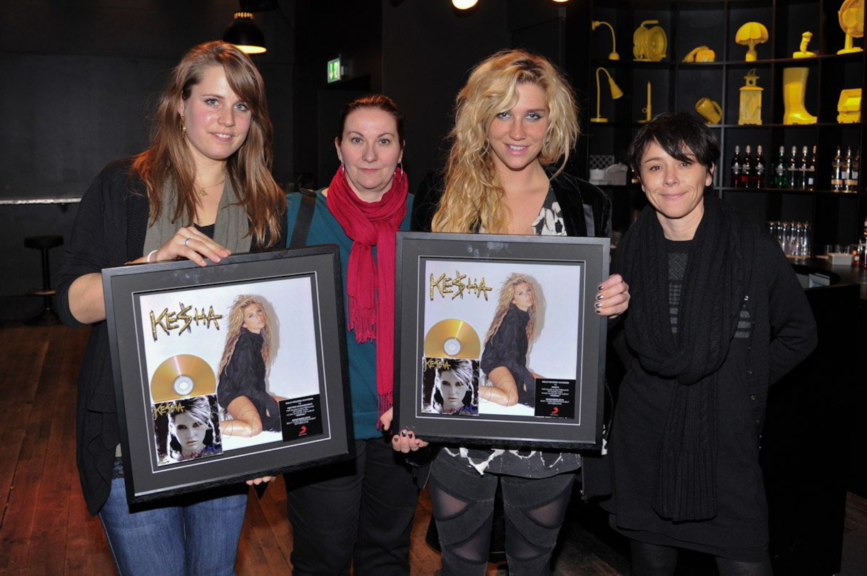 Feierten animalischen Gold-Triumph (v.l.n.r.): Lena Fischer, Diana Kistler, Ke$ha und Barbara Brandmaier
