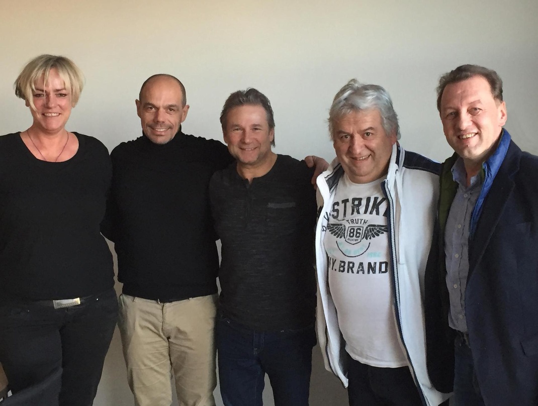 Unterzeichneten den neuen Vertrag (von links): Ute Fünfkirchler (Director of Finance Electrola), Ralf Schedler (Label Head Electrola), Gottfried Würcher (Nockalm Quintett), Wilfried Wieder...