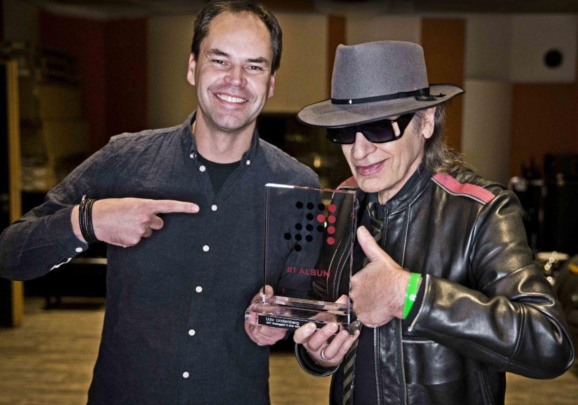 Bleibt spitze: Udo Lindenberg, hier mit Geschäftsführer Mathias Giloth (links) von GfK Entertainment
