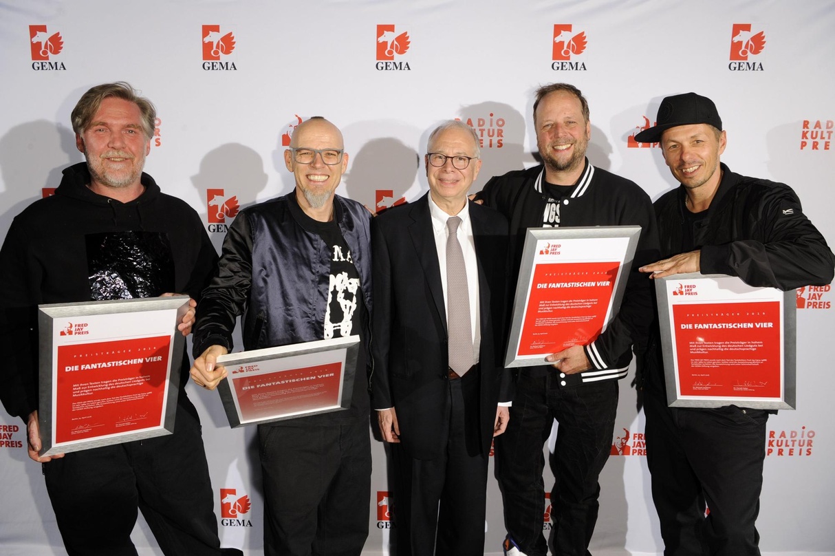 Bei der Verleihung des Fred Jay Preises 2016 in Berlin (von links): And.Ypsilon und Thomas D von den Fantastischen Vier, Preisstifter Michael Jacobson sowie Smudo und Michi Beck von den F...