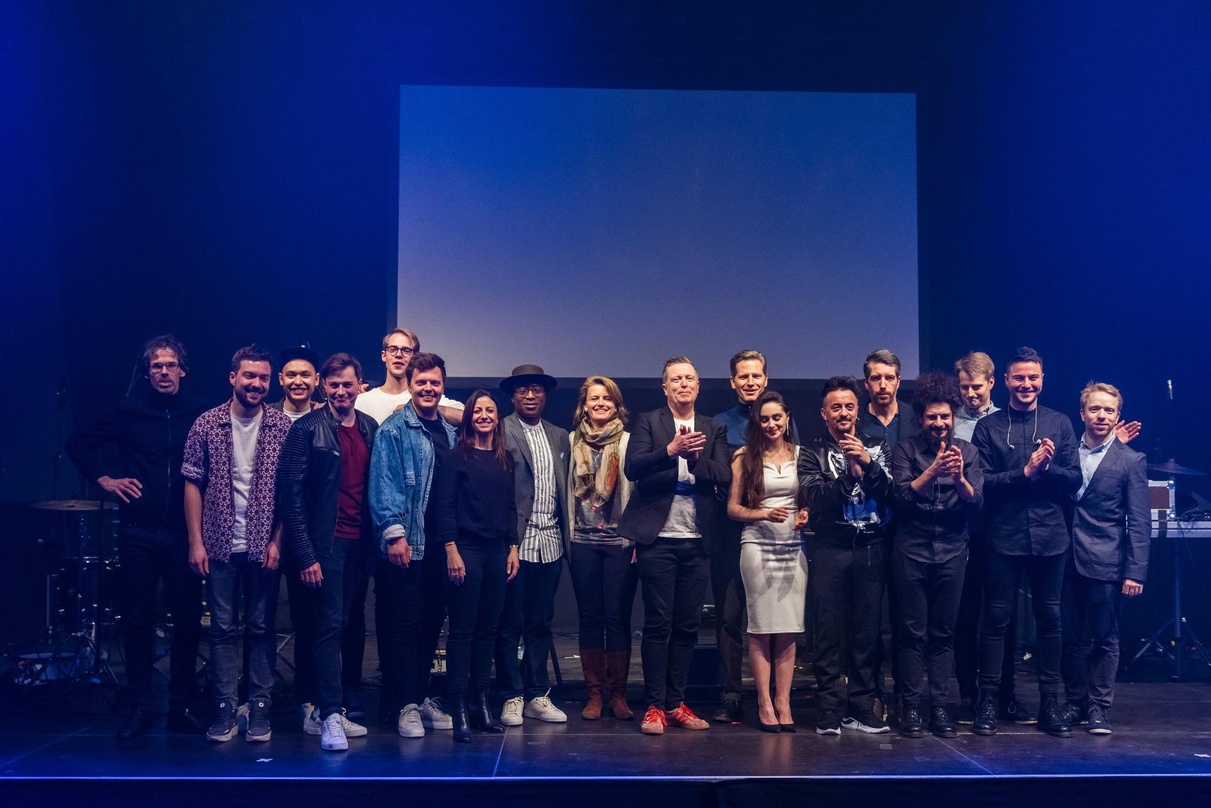Auf der Bühne des Kesselhauses: die "New Sound of Classical"-Musiker mit den Partnern von Sony Classical und DEAG Classics