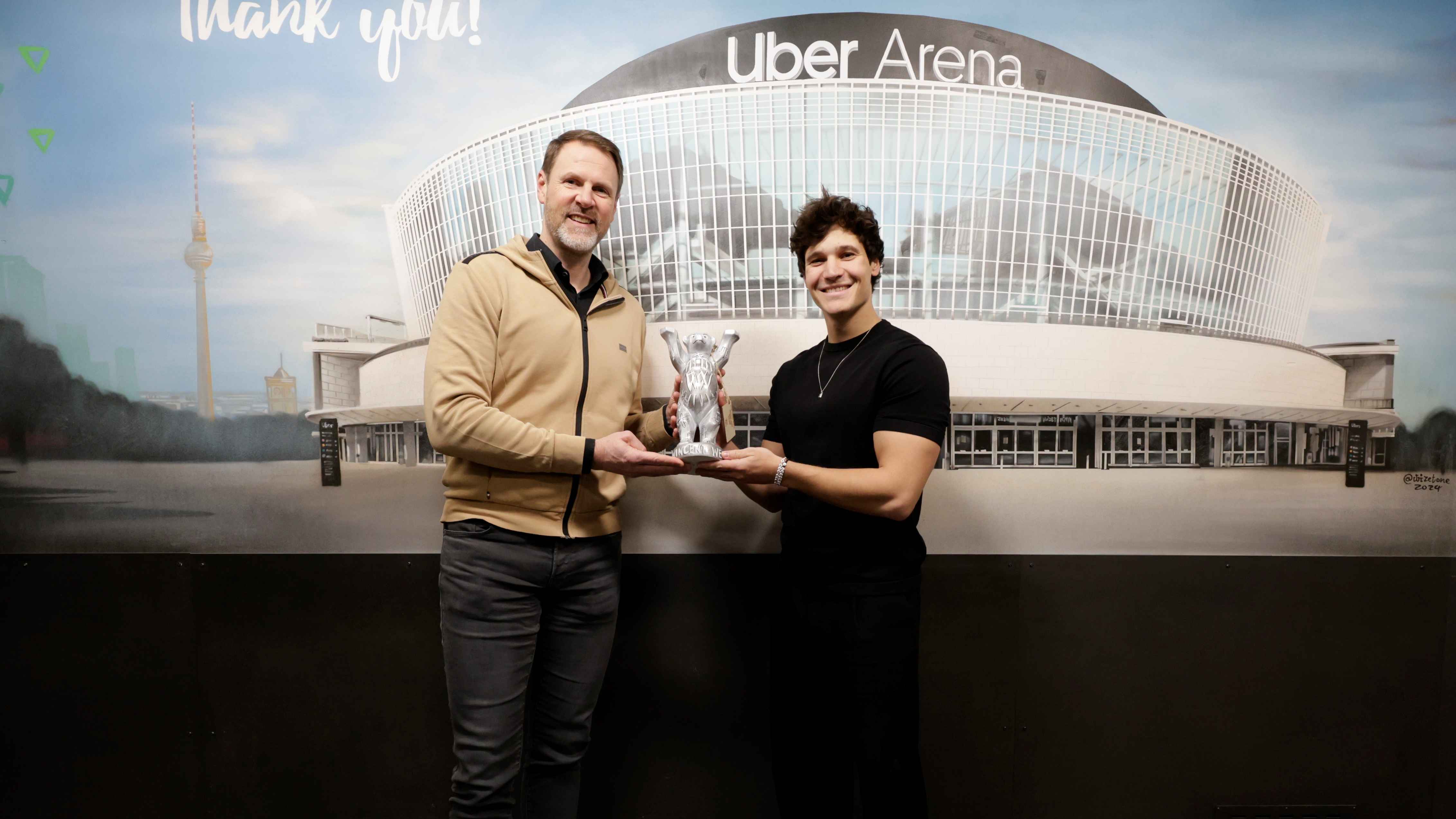 Mit dem Berliner Wahrzeichen: Ole Hertel (Vice President & Managing Director Uber Arena, links) und Wincent Weiss.