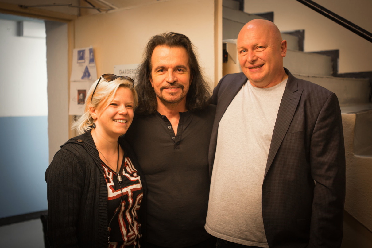 Meet and Greet in München: Helene Sperling (Geschäftsführerin Passerotto Concerts), Yanni (Mitte) und Heinz Preisch (Booking Passerotto Concerts)