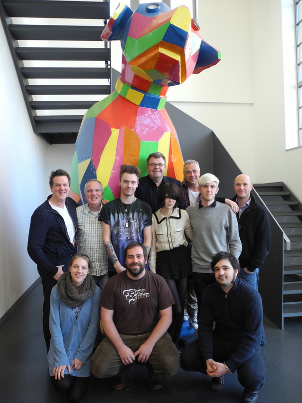 Trafen sich im EMI-Gebäude (hinten, v.l.n.r.) Uli Mücke (Vice President New Music EMI GSA), Harald Engel (Senior Manager Online-Press Promotion New Music EMI Germany), George Hinton (The G...