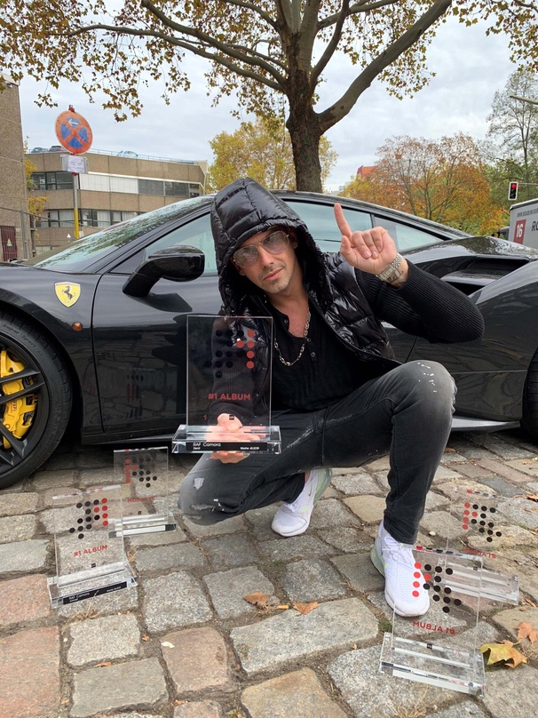 Trophäensammler: Raf Camora mit seinen Nummer eins Awards