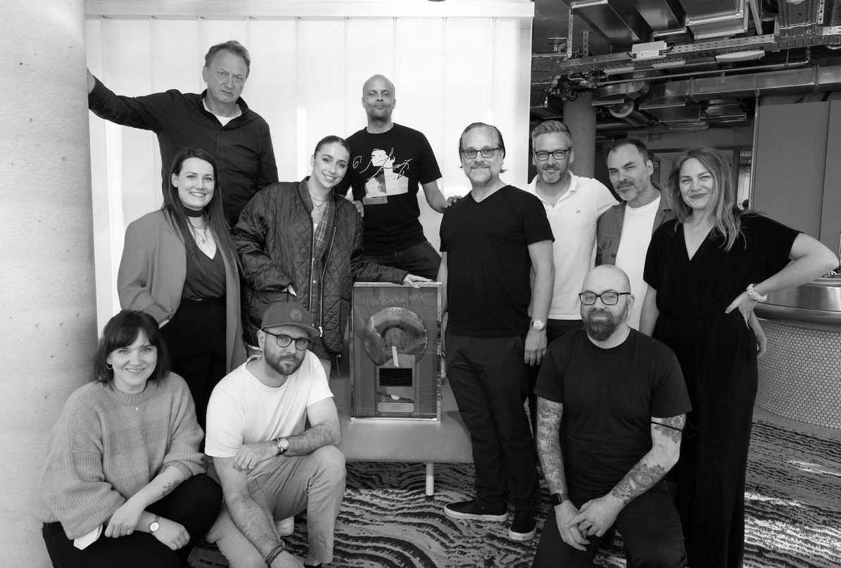 Bei der Platin-Verleihung: Tate McRae mit ihren Label- und Managementteams um (hinten, von links) Markus Hartmann und Patrick Mushatsi Kareba (beide Sony Music)