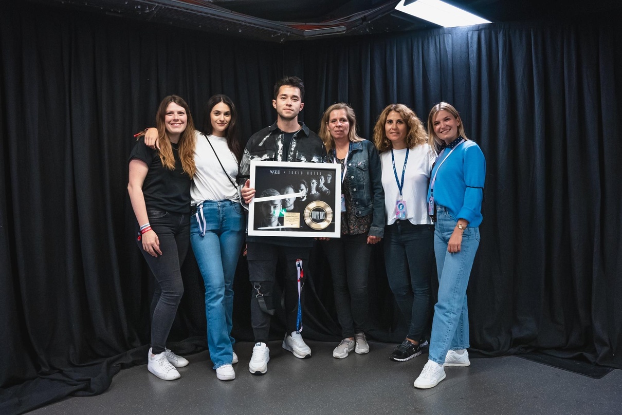 In Gold-Laune: Johannes Vimalavong von Vize (3. von links) mit seinen Gratulantinnen von Sony Music Switzerland