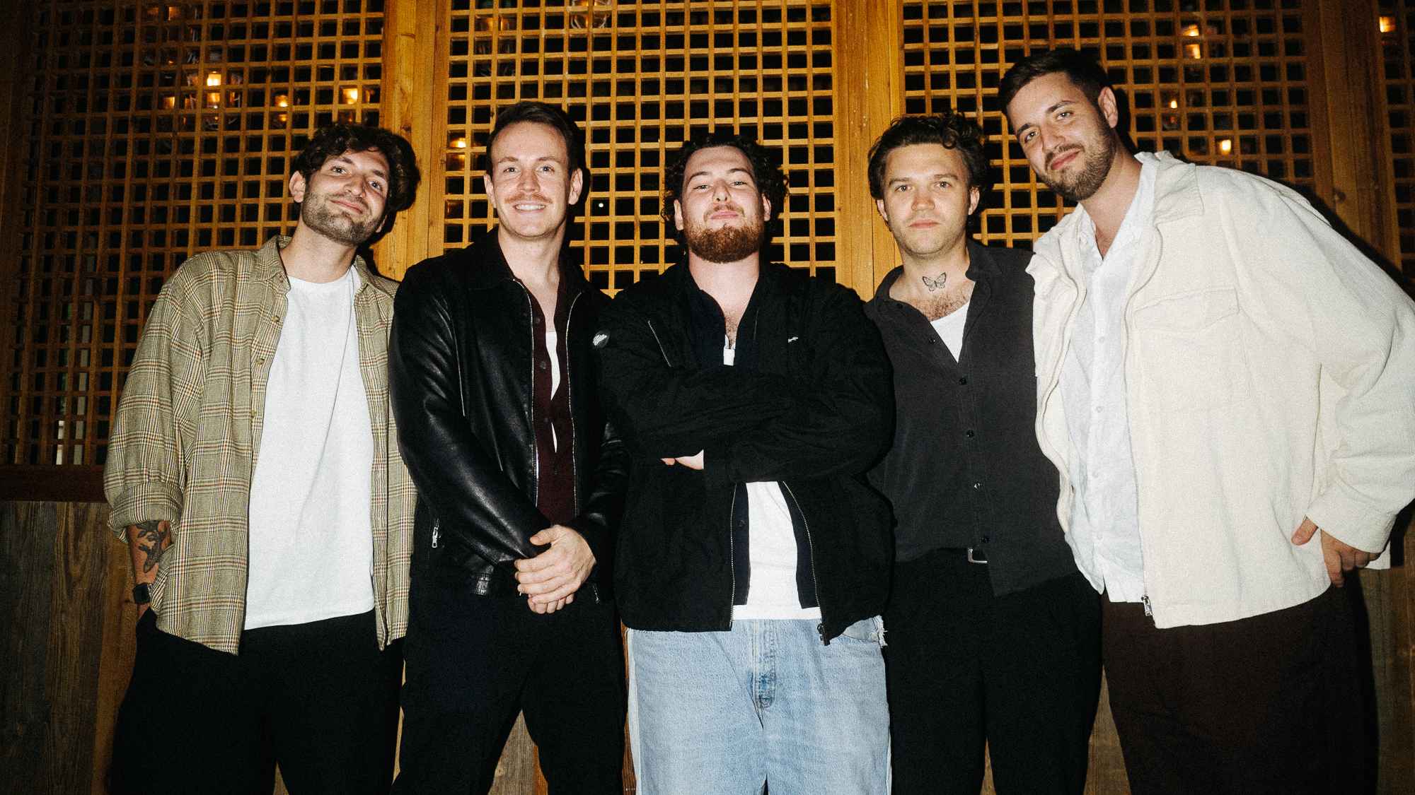Nun ein Team (von links): Paris Zinner (A&R und Product Manager), Johannes Scholz (Geschäftsführer, beide Irrsinn), Majan, Philip Parzonka (21MGMT/Management Majan) und Fred Boutahar (Vice...