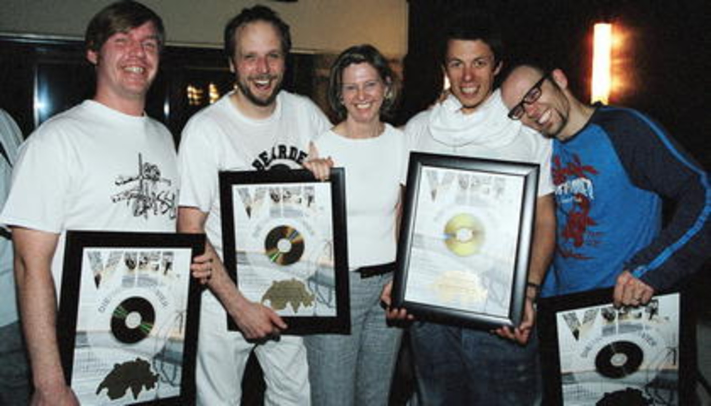 Feierten gemeinsam Gold (v.l.n.r.): And.Ypsilon, Smudo, Annelies Hophan (Managing Director Sony BMG), Michi Beck und Thomas D.