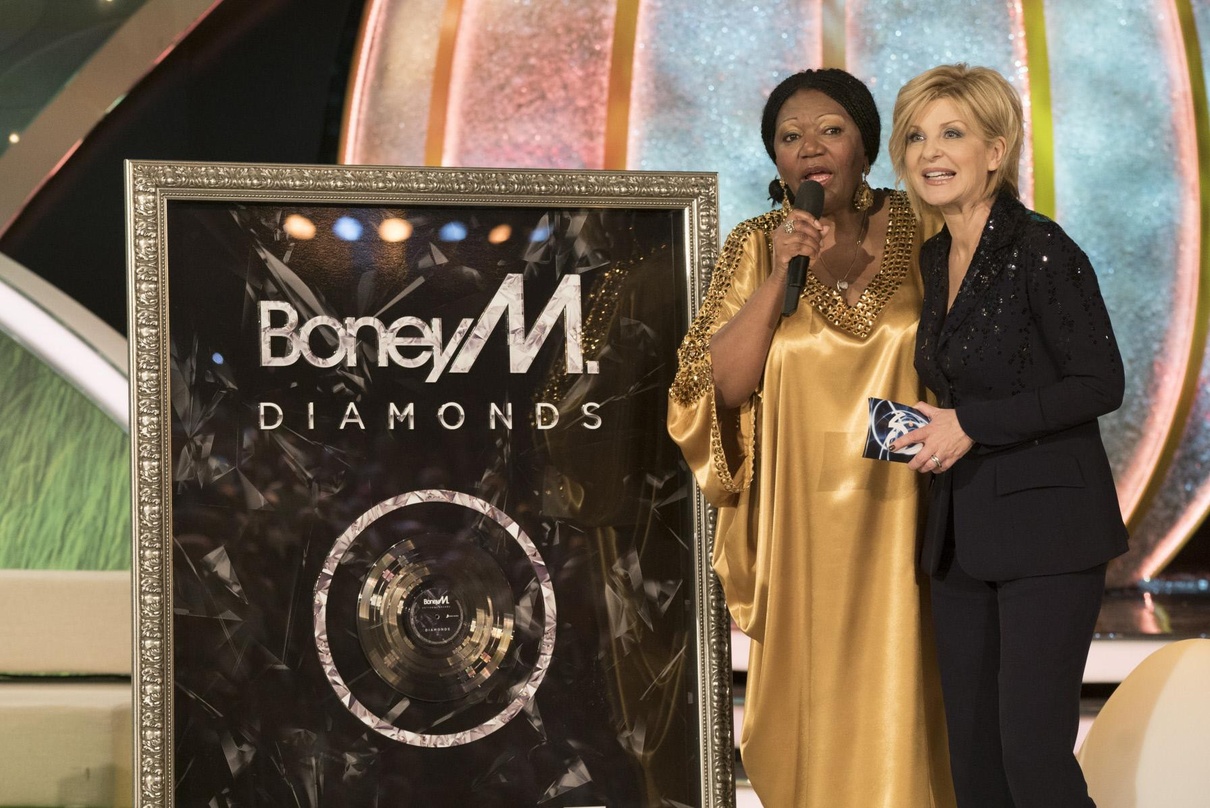 Erhielt von Carmen Nebel (rechts) einen Diamond Award: Boney-M.-Sängerin Liz Mitchell