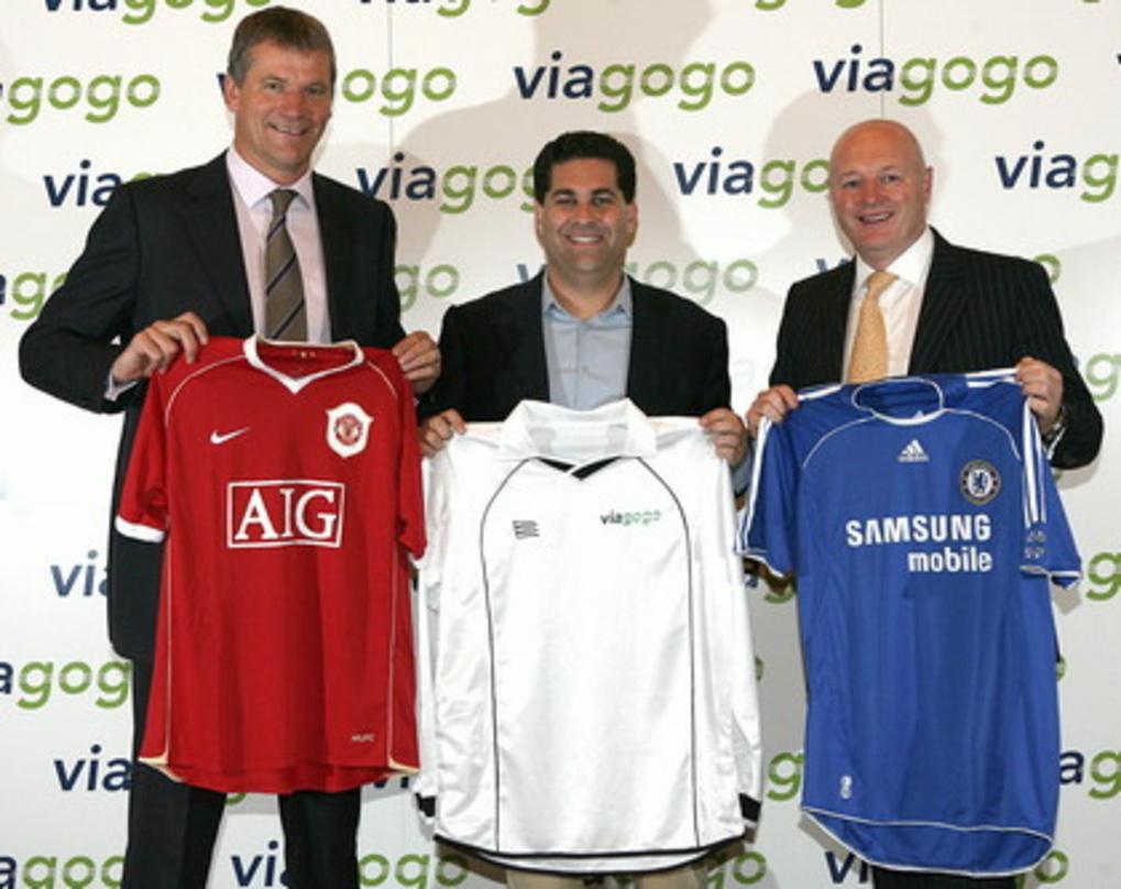 Beim Viagogo-Launch in Großbritannien: Eric Baker mit Peter Kenyon (CEO Chelsea, r.) und David Gill (CEO Manchester United, l.)