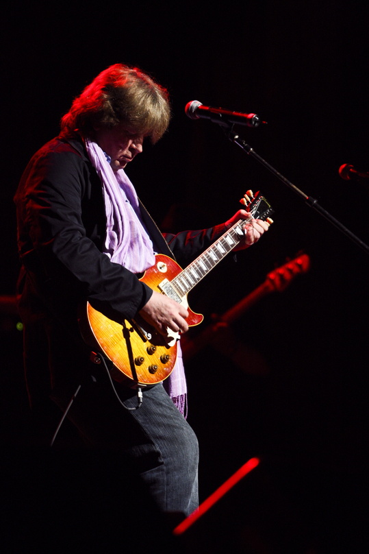 Lässt im März seine Gitarre singen: Mick Taylor