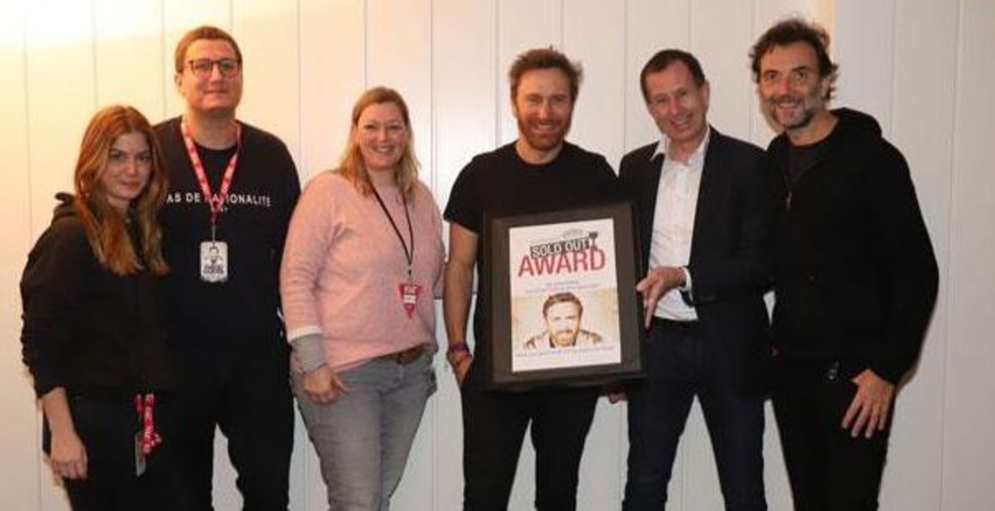 Bei der Award-Übergabe in Dortmund (von links): Kim Gemmerich (Four Artists), Florian Hauss (Senior Agent Four Artists), Gabi Staszak (Westfalenhalle Dortmund), David Guetta, Jochen Meschk...