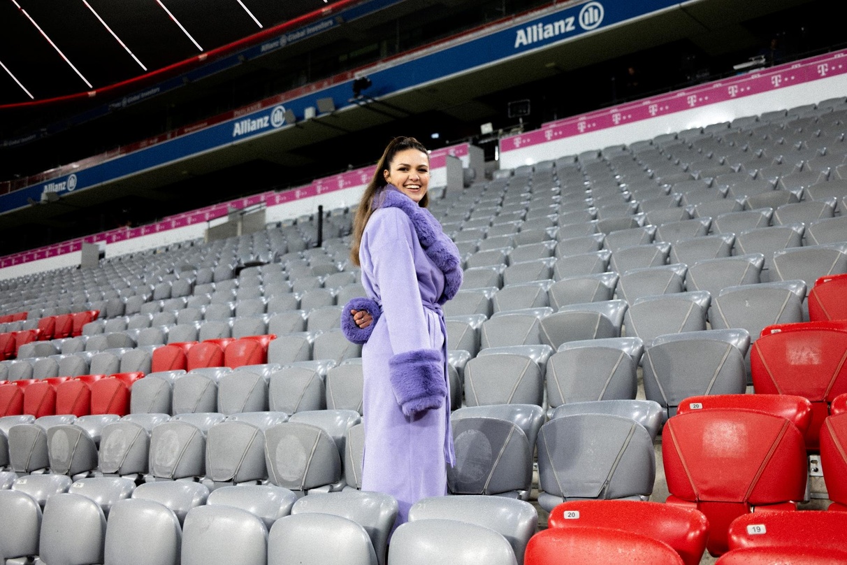 Spielte ihren Titeltrack zur Kampagne, "Mama Said", exklusiv auf dem Spielfeld der FC Bayern München Allianz Arena: Bow Anderson