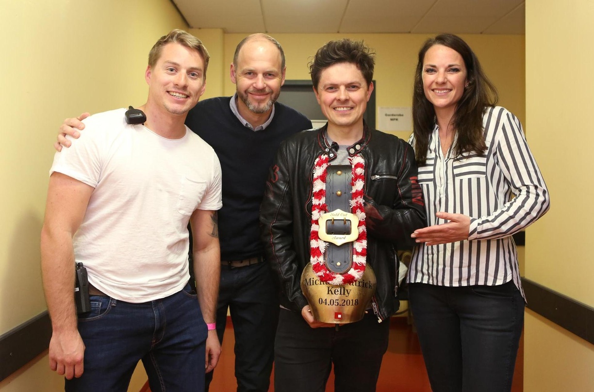 Bei der Award-Übergabe während der Pause des Konzerts (von links): Stefan Bernhard (Allgäu Concerts ), Florian Fülle (bigBoX Allgäu), Michael Patrick Kelly und Ramona Madlener (bigBoX Allg...