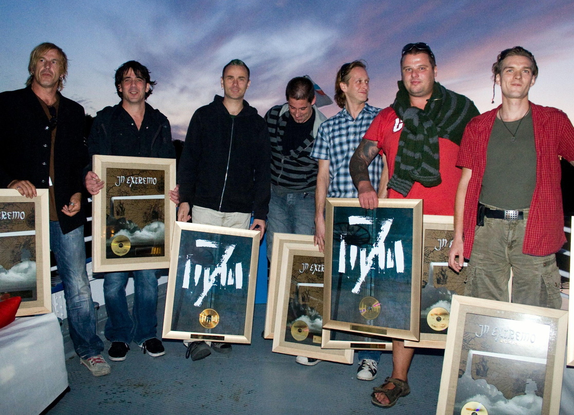 Freuen sich über Gold: In Extremo