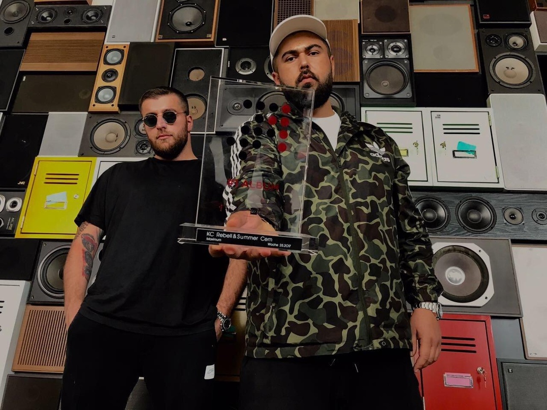 Standesgemäß mit dem #1 Award für ihr Charts-"Maximum" geehrt: KC Rebell (links) und Summer Cem
