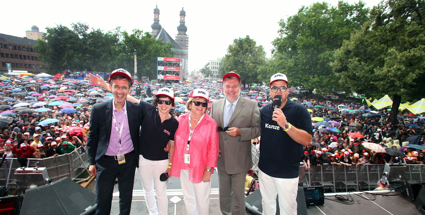 Solche Bilder wird es künftig nicht mehr geben (von links): RPR1.-Chef Kristian Kropp, die RPR1.-Moderatoren Andreas Kunze und Nadja Gontermann, Ministerpräsident Kurt Beck, die stellvertr...