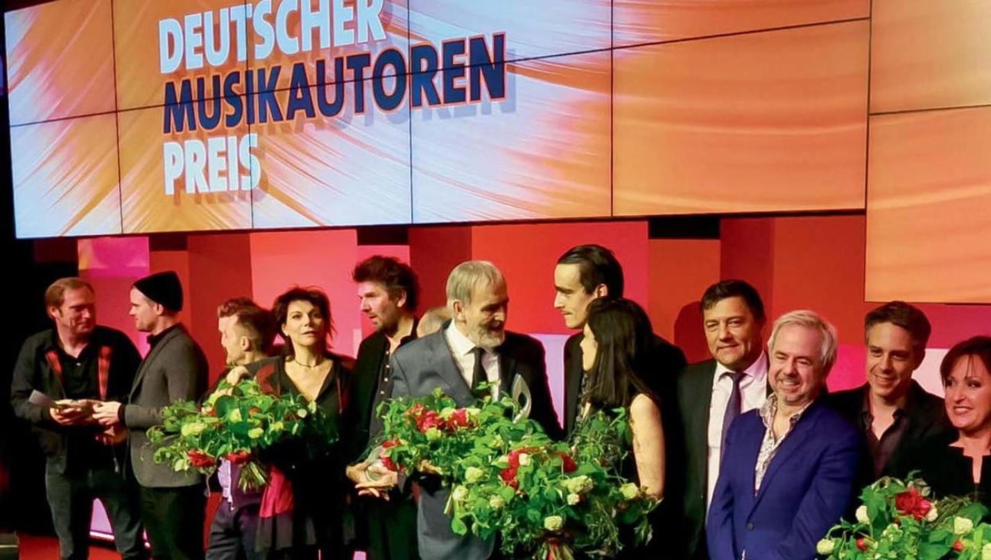 Das Abschlussbild: Die Sieger des Deutschen Musikautorenpreises 2015 im Blitzlichtgewitter der Presse