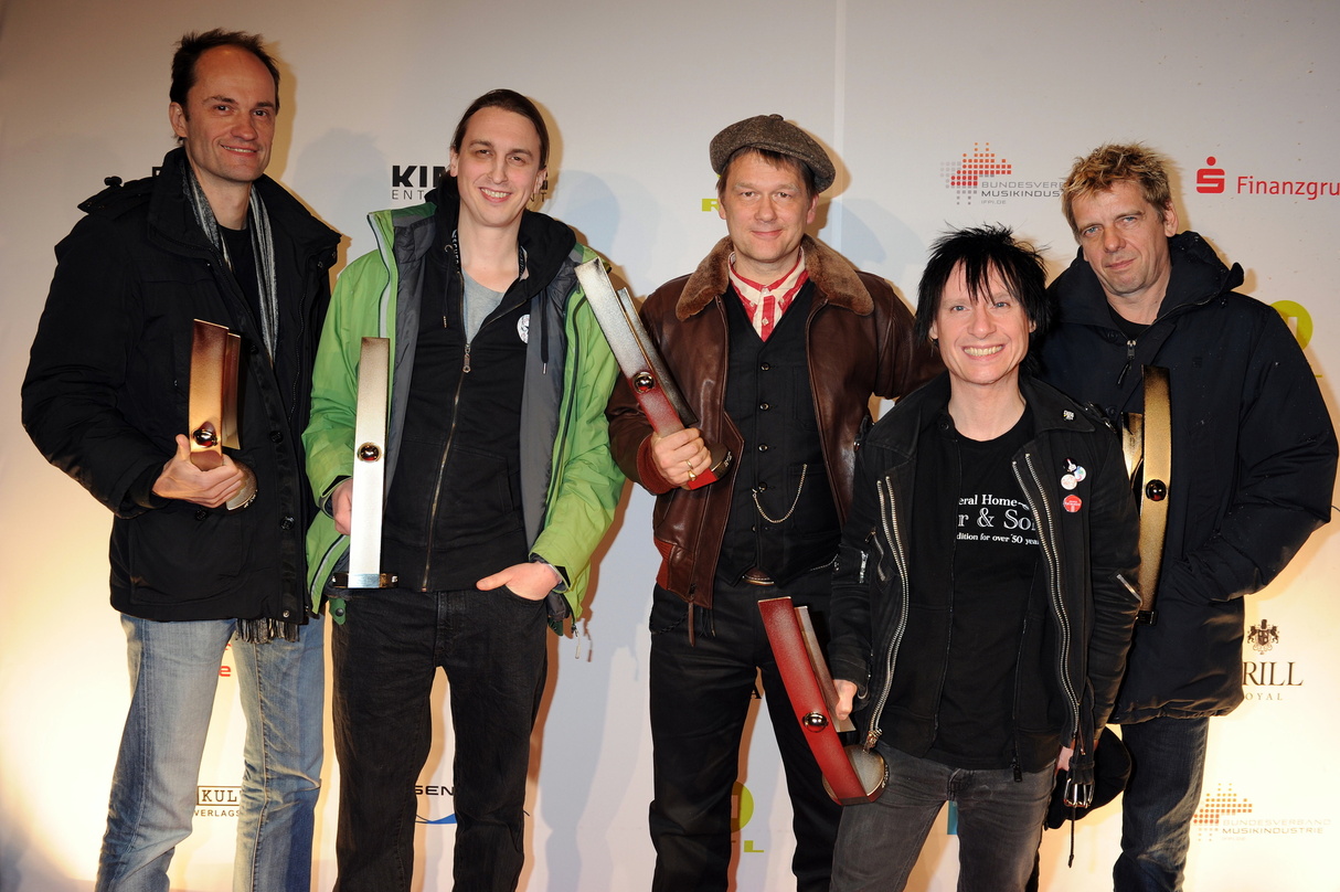 Mit den Echos für den Produzenten des Jahres (von links): Michael "Breiti" Breitkopf (Die Toten Hosen), der Hosen-Produzent Vincent Sorg, Andreas "Kuddel" von Holst, Vom Ritchie und Andrea...