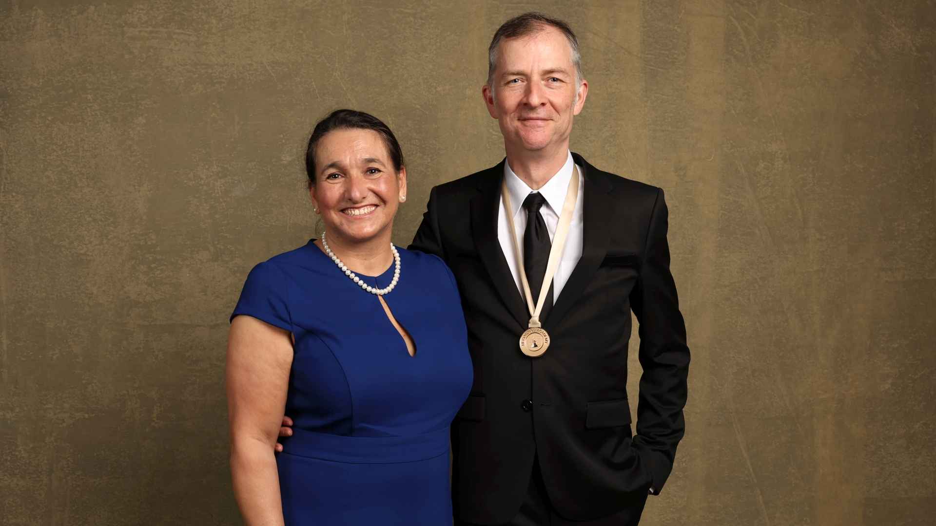 Darf kommendes Jahr auf einen Grammy hoffen: Robert Russ (Produzent sowie Vice President Strategic Marketing Sony Music, rechts) mit Nina-Sarah Feldmann.