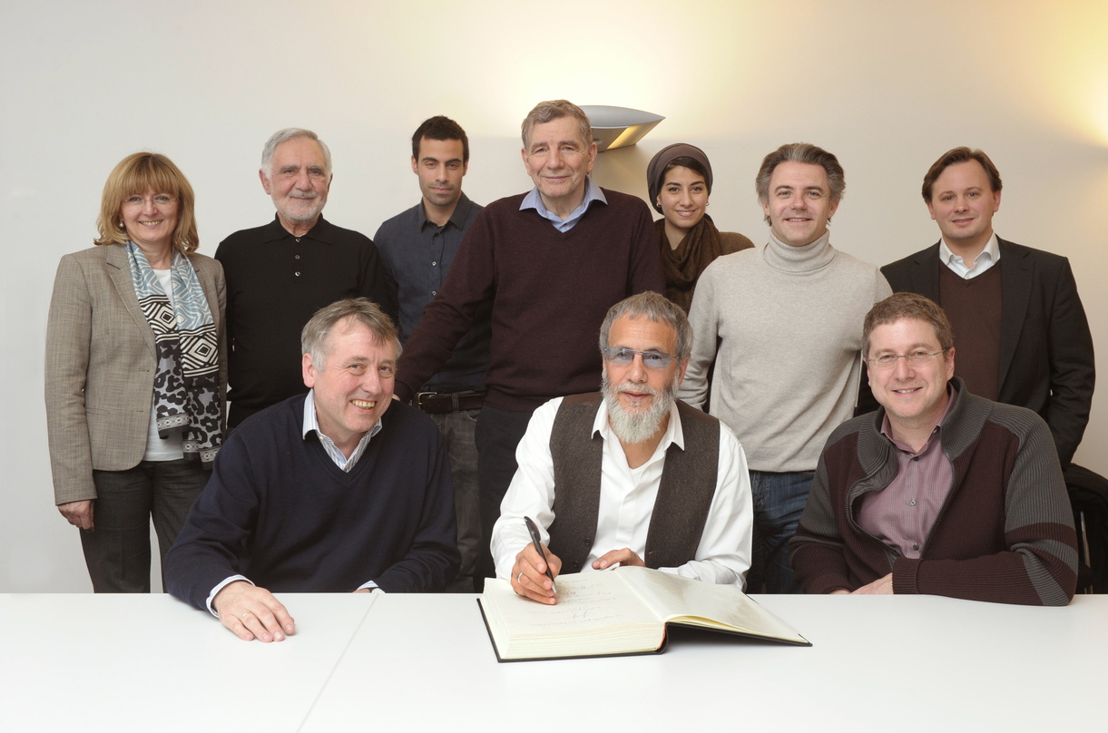 Bei der Vertragsunterzeichnung (hinten, v.l.n.r.): Gaby Urban (Senior Vice President, Rights Administration BMG), Alexander Zolas, Muhammad Islam; David Gordon, Aminah Islam, Laurent Huber...