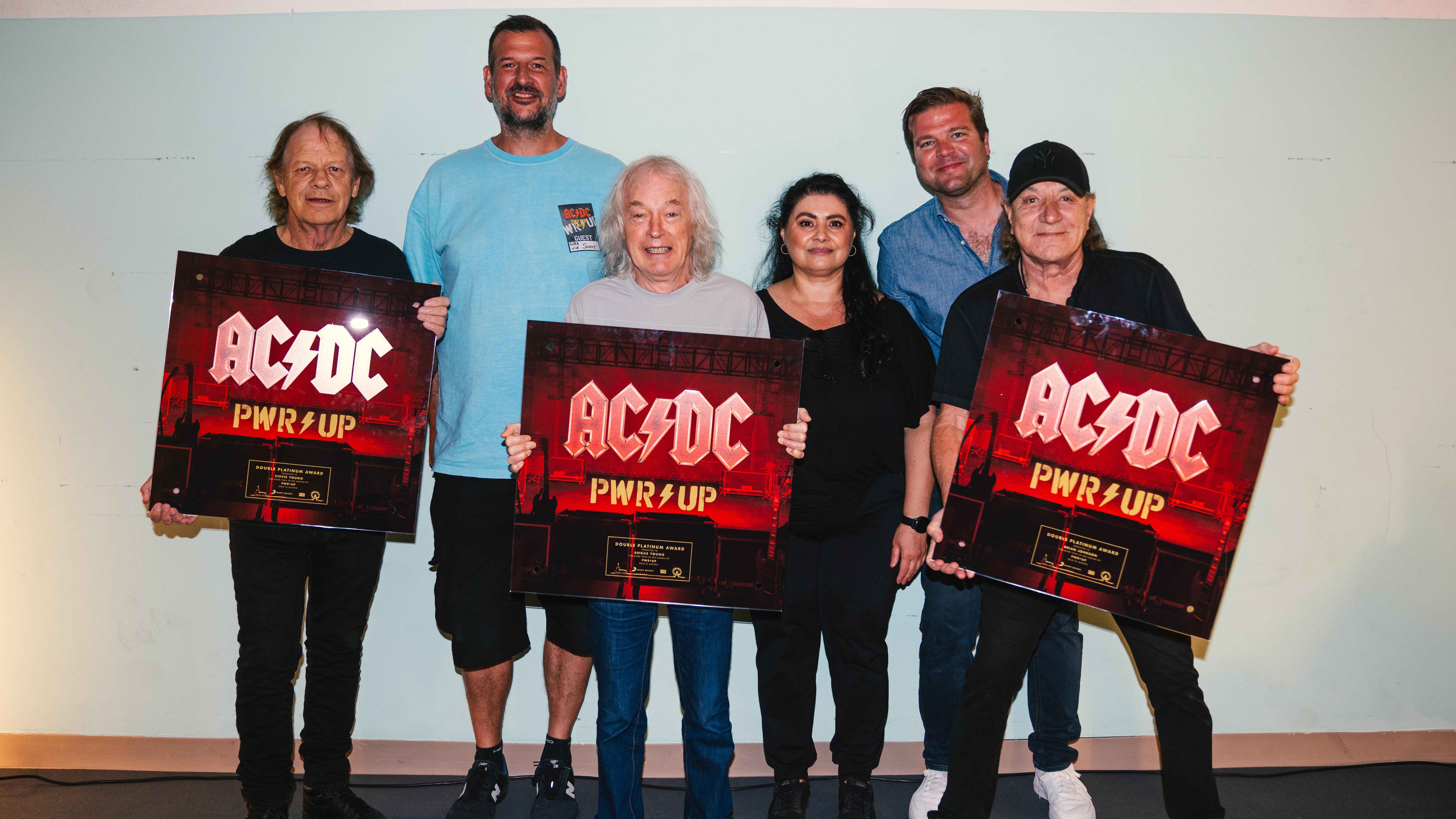 Bei der Verleihung (von links): Stevie Young (AC/DC), Paul Weindl (Sony Music Austria), Angus Young (AC/DC), Mirel Gharibo, Stefan Hochwallner (beide Sony Music Austria) und Brian Johnson ...
