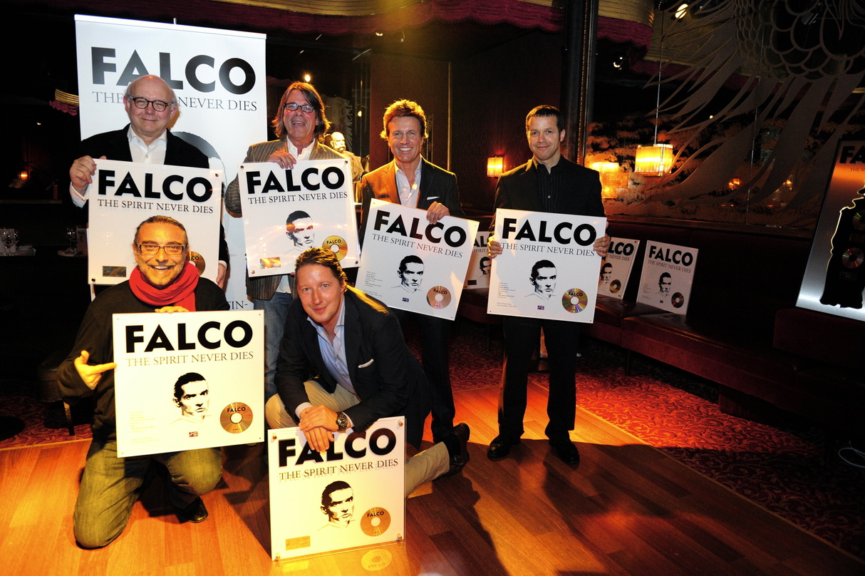 Bei der Gold-Verleihung (hinten, v.l.n.r.): Horst Bork, Gunther Mende, Bernd Dopp und Steffen Müller (Managing Director Warner Music Entertainment) sowie (vorn) Regisseur Rudi Dolezal (l.)...