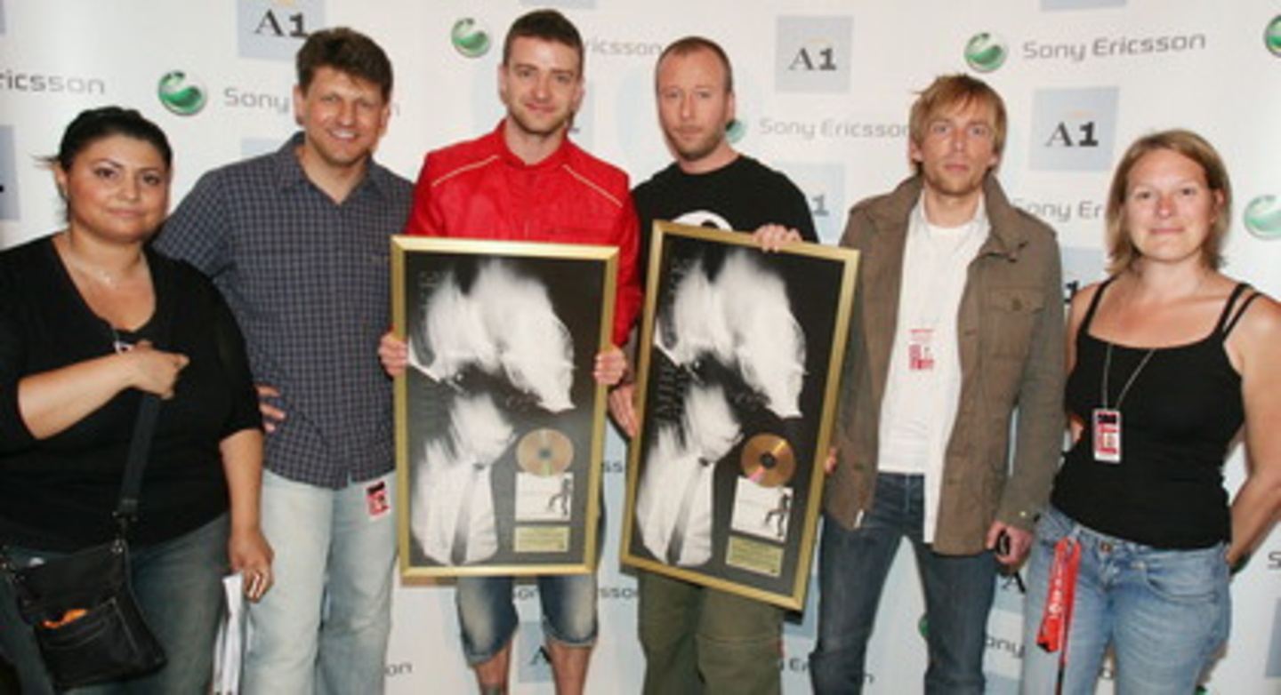 Das Sony-BMG-Team mit Timberlake bei der Gold-Verleihung (v.l.n.r.): Mirel Gharibo (Senior Product Manager), Andreas Poglitsch (Director Concept Marketing & Sales), Justin Timberlake, Clau...
