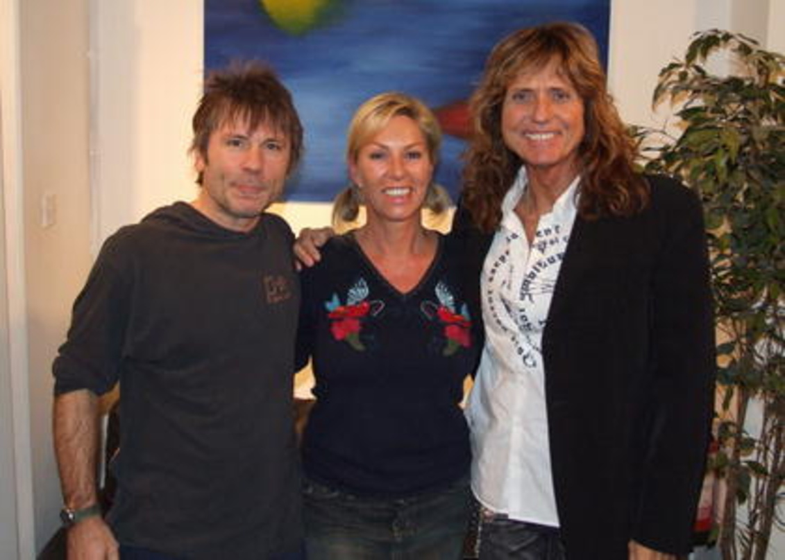 Gratulierte den Siegern: Ute Kromrey (SPV) mit Bruce Dickinson von Iron Maiden (l.) und David Coverdale von Whitesnake