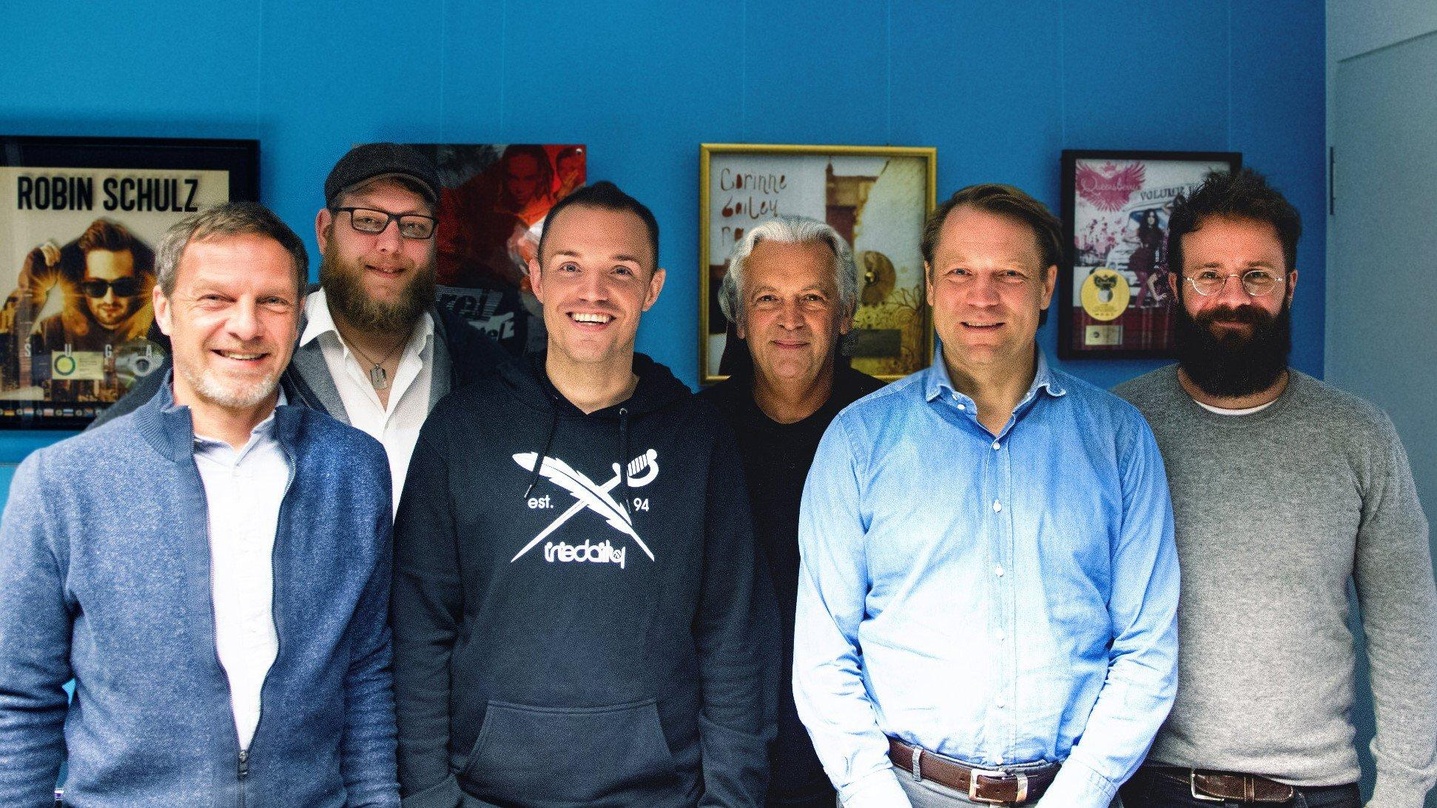 Machten die Zusammenarbeit perfekt: David Vidano (3. von links) und Partner
