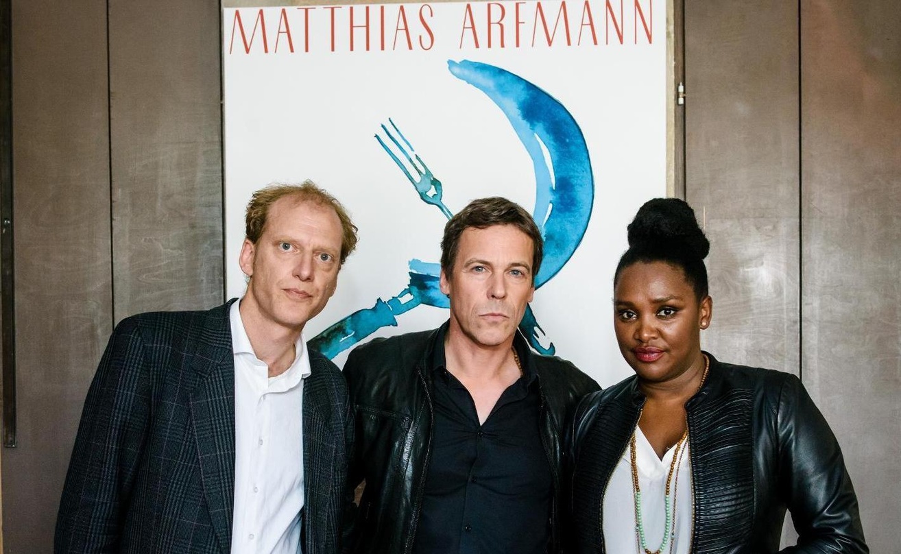 Gaben bei den Listening Sessions einen Vorgeschmack auf das kommende Album (von links): Die Produzenten Peter Imig und Matthias Arfmann mit der Sängerin Onejiru