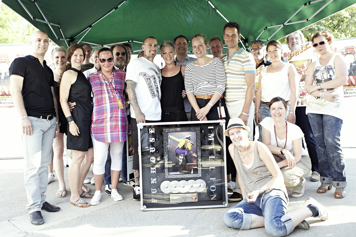 Führten die Platin-Tradition fort: Pink mit Ehemann Carey Hart und dem Sony-Team um Stefan Goebel (l.), Edgar Berger (8.v.r.) und André Mühlhausen (6.v.r.)