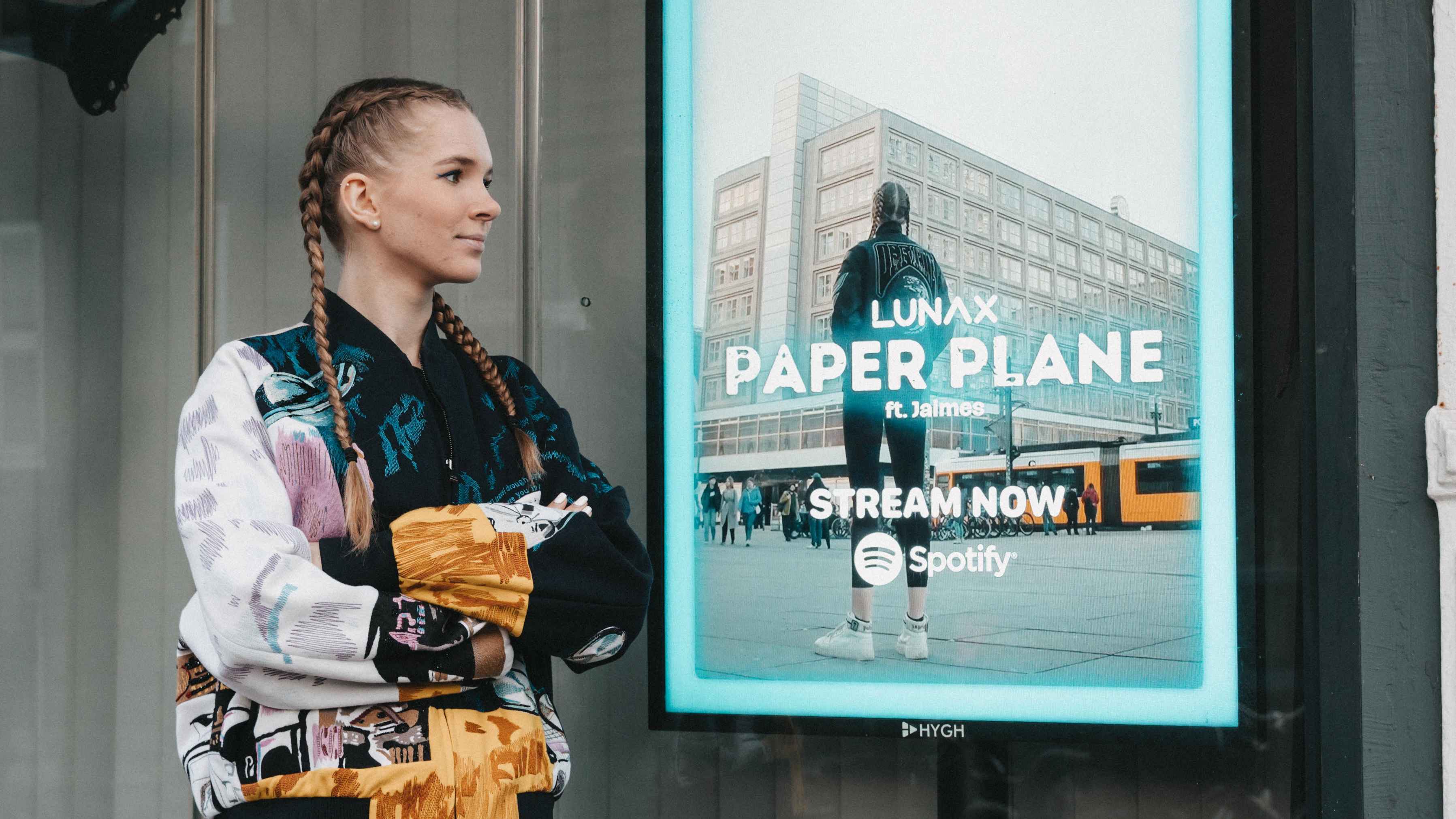LUNAX veröffentlicht ihre brandneue Single "Paper Plane" und sendet eine inspirierende Botschaft an alle Frauen.