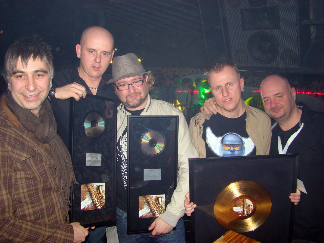 Bei der Verleihung (v.l.n.r.): Andreas Reiboldt (Director Marketing sunshine live), Darren Bailie, Anders Nyman, Falk Otto und Bernd Breiter