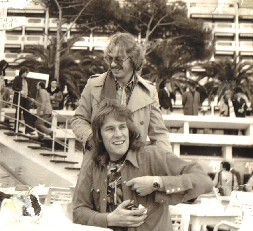 Erinnerung an seine erste Midem: Polydor-Promotionchef Hille Hillekamp (hinten) 1978 mit Alvin Lee von Ten Years After in einem Strandrestaurant in Cannes
